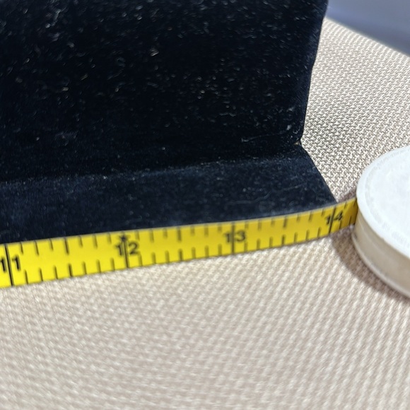 Five linen necklace displays - Picture 2 of 6